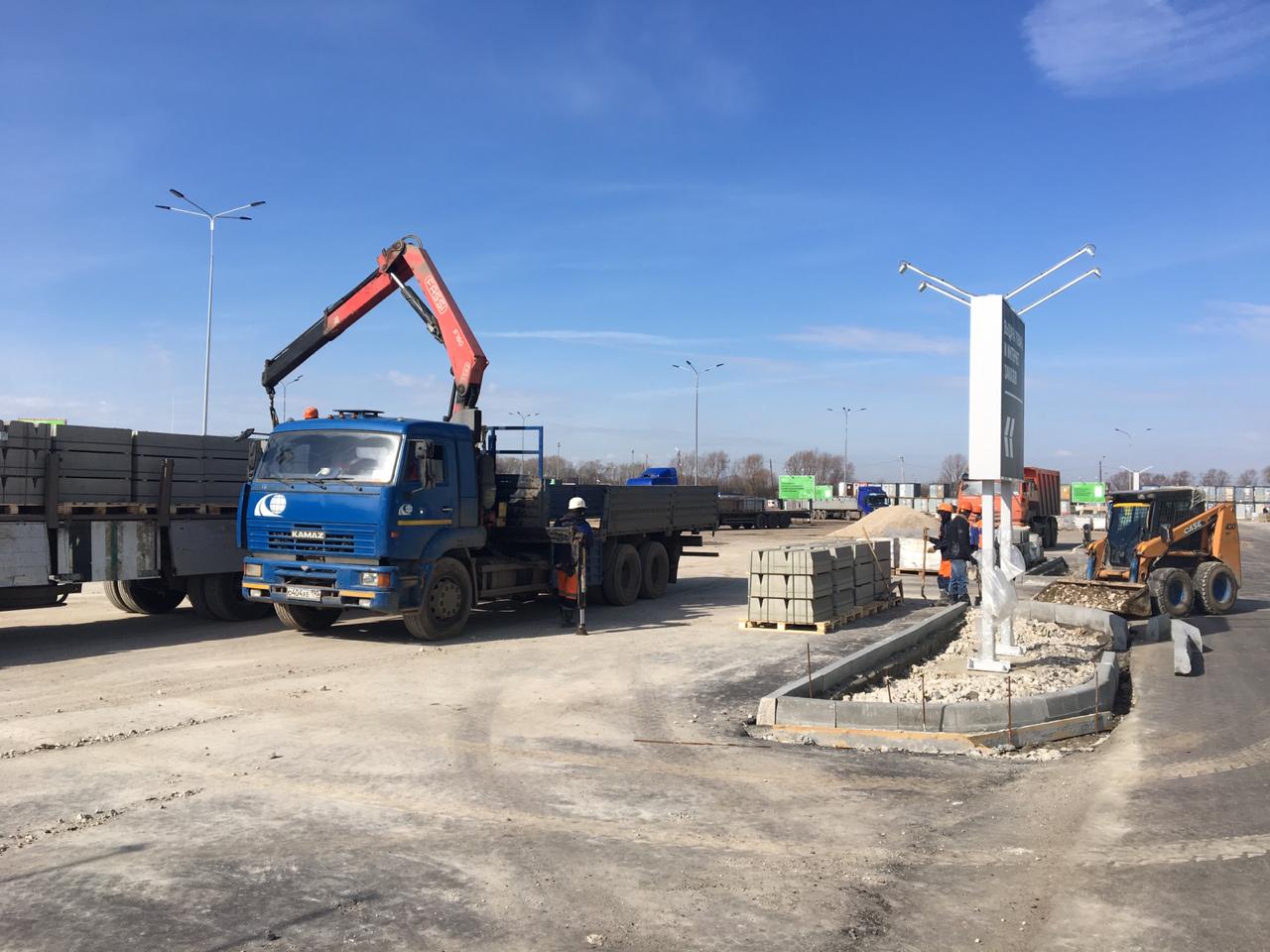 разгрузка бордюрного камня